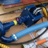 Med hydrauldrift på muddringspumpen kan man luta pumpen hur mycket som helst och också muddra till obegränsat djup, bara längden på hydraulslangen sätter gränser
