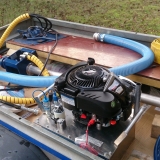 Här den hydrauldrivna pumpen med ett 6,5 hp hydraulaggregat vi normalt använder för våra hydrauldrivna vassklippare. Det fungerar med det aggregatet men en något kraftigare motor är att föredra. 9 eller 13 hp är lämpligt vid hydrauldrift.