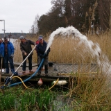 Här den hydrauldrivna pumpen med ett 6,5 hp hydraulaggregat vi normalt använder för våra hydrauldrivna vassklippare. Det fungerar med det aggregatet men en något kraftigare motor är att föredra. 9 eller 13 hp är lämpligt vid hydrauldrift.